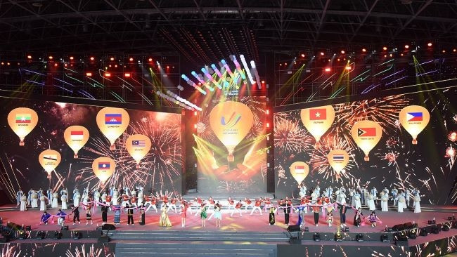 Lors de la cérémonie de clôture spectaculaire des SEA games 31. Photo: Trân Hai/NDEL
