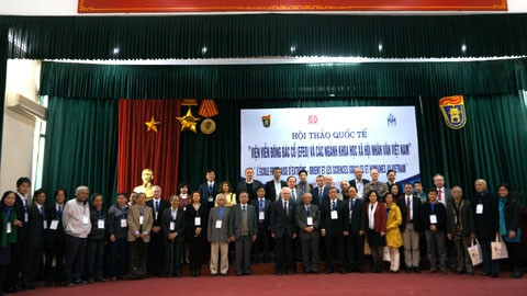 Les délégués participent au colloque. Photo: Duy Khanh/NDEL.