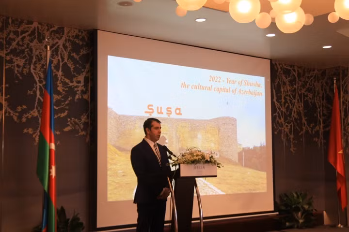 L’ambassadeur d’Azerbaïdjan, Anar Imanov, prend la parole lors de la rencontre. Photo : Thoidai.