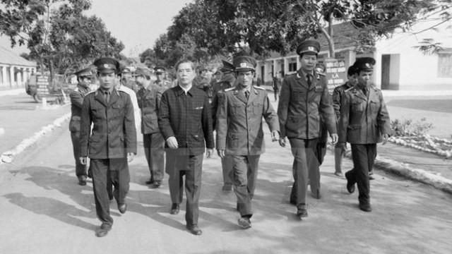 Nguyên Van Linh rend visite au régiment de la Capitale (division 308, corps d’armée numéro 1). Photo: Xuân Lam/VNA