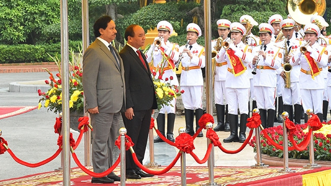 Le PM vietnamien, Nguyên Xuân Phuc (à droite), et son homologue koweïtien, cheikh Jaber Mubarak Al-Hamad Al-Sabad. Photo: VGP.
