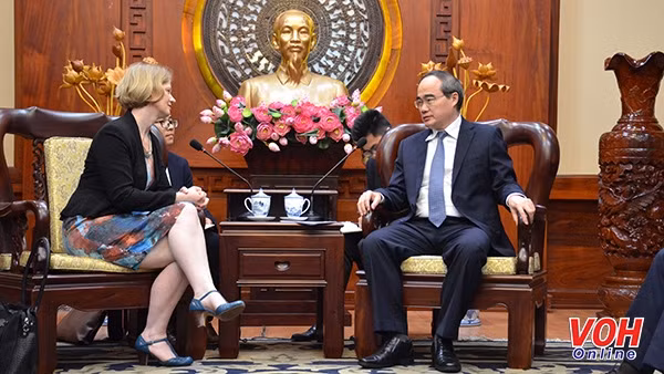 Le secrétaire du Comité du Parti de Hô Chi Minh-Ville, Nguyên Thiên Nhân (droite), et l'ambassadrice de Nouvelle-Zélande au Vietnam, Wendy Watthews. Photo: VOH.