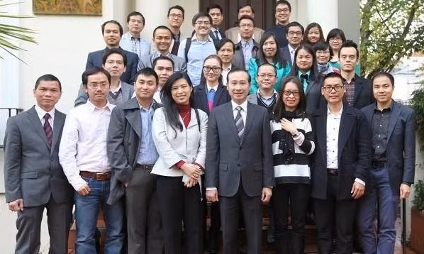 L'ambassadeur Nguyên Van Thao et les intellectuels Viêt kiêu au Royaume-Unis. Photo: VNA.