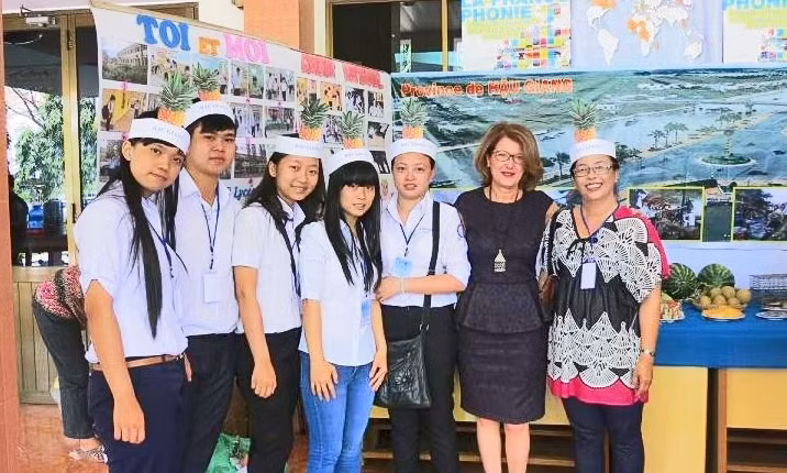 La directrice du Bureau régional pour l'Asie et le Pacifique de l'OIF (BRAP), Annisa Barrack, et les étudiants lors de la fête.