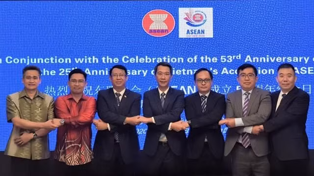 Les consuls généraux des pays membres de l'ASEAN à Kunming en Chine lors de la cérémonie. Photo: baoquocte.vn