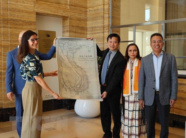 Nguyên Hùng Son, directeur adjoint de l’Académie nationale de la Diplomatie du Vietnam, remet le 16 juin à Bruxelles à Simina Badica, conservatrice de la Maison d'histoire européenne, la Carte géographique du grand An Nam. Photo : VNA.