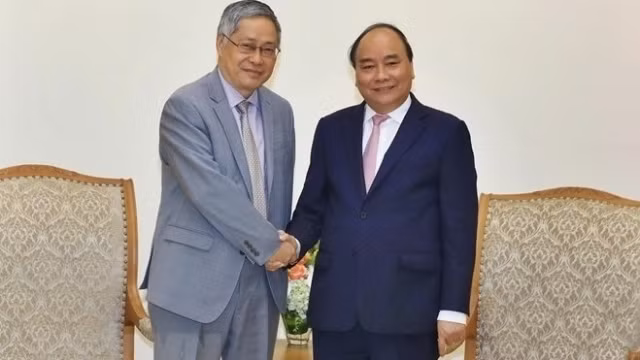 Prenant la parole lors de la réception, Le PM Nguyên Xuân Phuc (à droite) et le directeur exécutif du Secrétariat de la Commission du Mékong, Pham Tuân Phan. Photo : VNA
