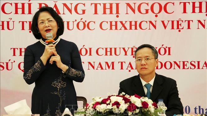 La Vice-Présidente Dang Thi Ngoc Thinh lors de la rencontre le 20 octobre avec des cadres et fonctionnaires d'organes de représentation du Vietnam en Indonésie et au sein de l’ASEAN. Photo: VNA
