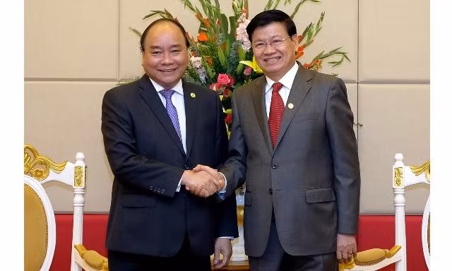 Le Premier ministre Nguyên Xuân Phuc (à gauche) et son homologue laotien, Thongloun Sisoulith. Photo : VGP.