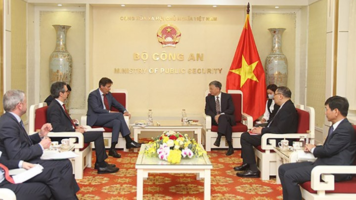 Le ministre vietnamien de la Sécurité publique, Tô Lâm (à droite), reçoit le directeur général Asie et Pacifique (ASIAPAC) au Service européen pour l'action extérieure (SEAE), Gunnar Wiegand. Photo : cand.com.vn