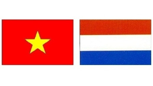 Les drapeaux du Vietnam et des Pays-Bas. 