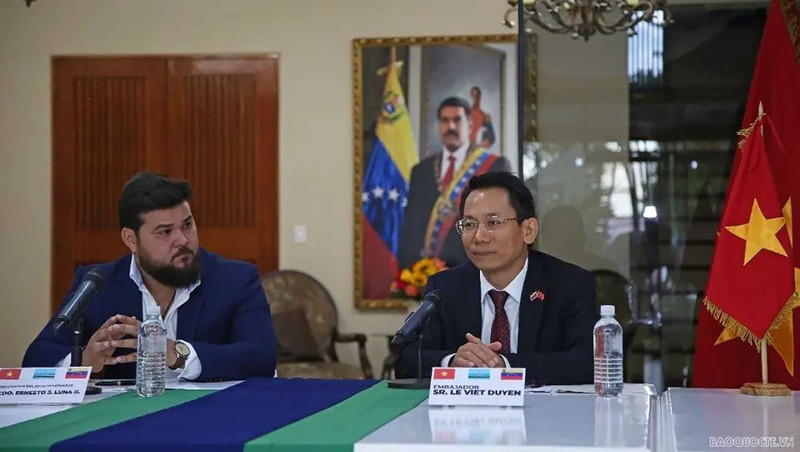 L’ambassadeur vietnamien au Venezuela, Le Viet Duyen (à droite), et le gouverneur de Monagas, Ernesto Luna. Photo: baoquocte.vn