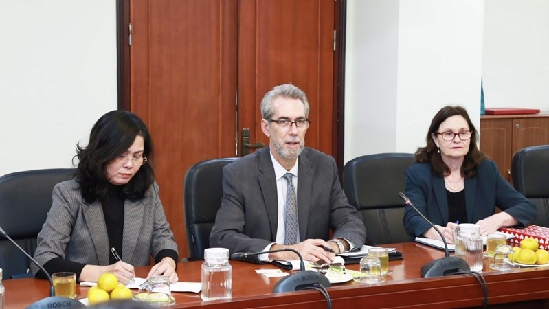 Larry McDonald, sous-secrétaire adjoint du département du Trésor des États-Unis, prend sa parole lors de la séance de travail avec le Trésor d'État du Vietnam. Photo : TCTC.