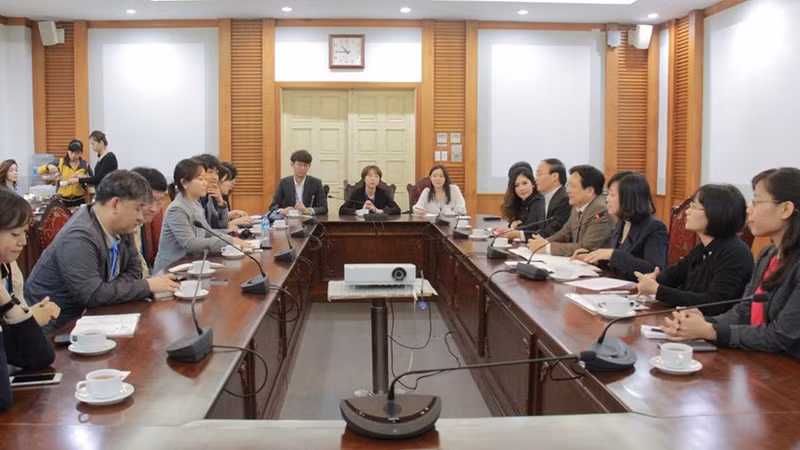 Séance de travail entre le vice-ministre vietnamien de la Culture, des Sports et du Tourisme, Vuong Duy Biên, et une délégation de journalistes sud-coréens. Photo: toquoc.vn.