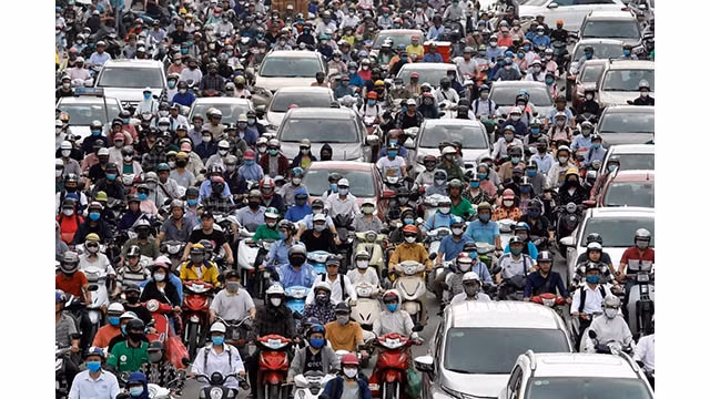 Image d'une rue dans la capitale de Hanoi le matin du 25/5, lorsque les gens se ruent dans la rue pour aller au travail. Image : Kham / Reuters