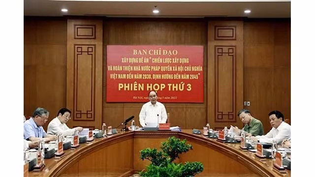 Le Président du Vietnam, Nguyên Xuân Phuc (debout), lors de la réunion. Photo : VNA.