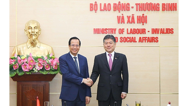Le ministre du Travail, des Invalides et des Affaires sociales Dao Ngoc Dung (à gauche) et le ministre de la Justice du Japon (à droite). Photo: Molisa