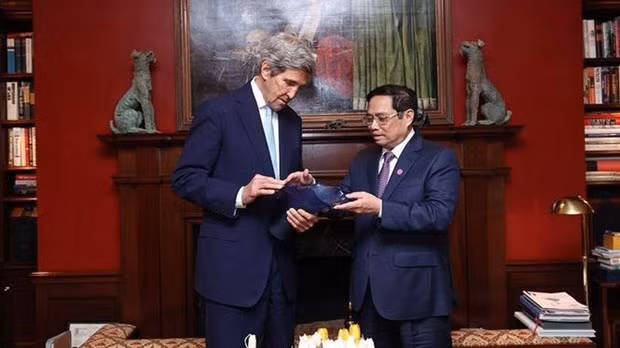 Le Premier ministre vietnamien, Pham Minh Chinh (à droite) et l'envoyé spécial du président américain pour le climat, John Kerry. Photo : VNA.