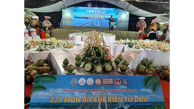 Bên Tre établit un record du monde avec 222 plats à base de noix de coco. Photo : VGP.