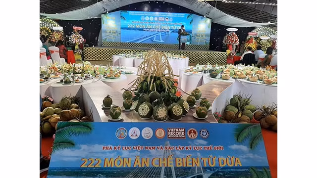 Bên Tre établit un record du monde avec 222 plats à base de noix de coco. Photo : VGP.