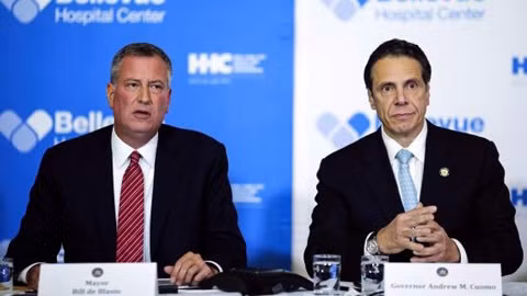 Le gouverneur de New York Andrew Cuomo (droite) et le maire de New York Bill de Blasio lors de la conférence de presse. Photo: Reuters/NDEL.