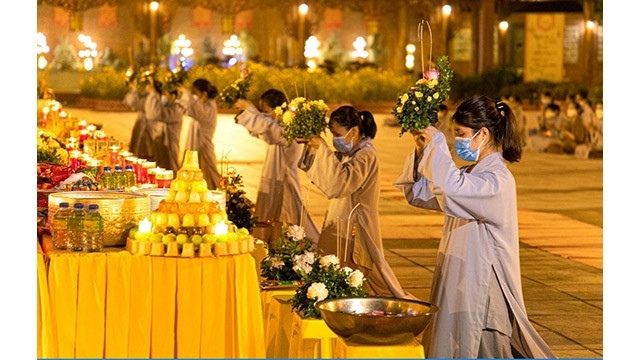 La fête de Vu Lan 2021 sera composé de prières, de chansons, d’histoires touchantes sur les sacrifices des mères en première ligne contre l’épidémie de Covid-19 dans les hôpitaux de guerre. Photo d'illustration: VNA