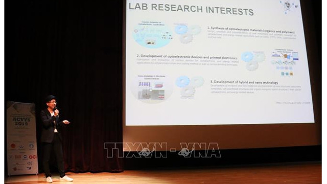 L’étudiant vietnamien Nguyên Dinh Cung Tiên présente son ouvrage scientifique. Photo : VNA.