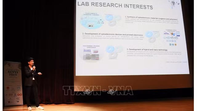 L’étudiant vietnamien Nguyên Dinh Cung Tiên présente son ouvrage scientifique. Photo : VNA.