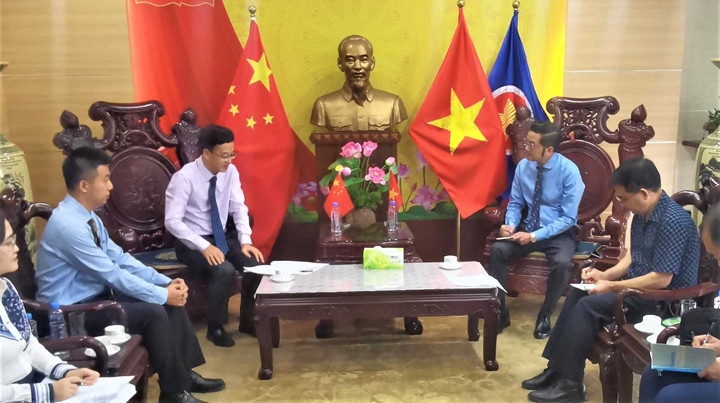 Le consul général à Nanning, Dô Nam Trung, reçoit le maire adjoint de Fangchenggang, Wang Liejun. Photo : baoquocte.