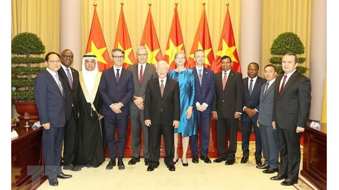 Le Secrétaire général du Parti communiste du Vietnam et Président vietnamien Nguyên Phu Trong et de nouveau ambassadeurs. Photo : VNA.