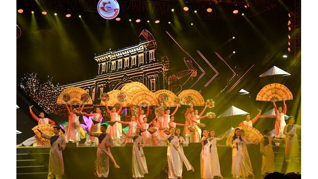 Un numéro artistique présenté par une troupe artistique venue de Hô Chi Minh-Ville. Photo : NDEL.