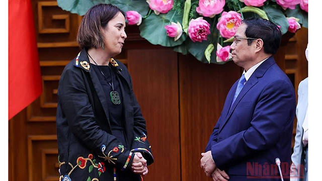 Le Premier ministre Pham Minh Chinh (à droite) et l’ambassadrice néo-zélandaise au Vietnam, Tredene Dobson. Photo : NDEL.