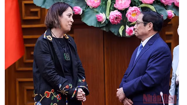 Le Premier ministre Pham Minh Chinh (à droite) et l’ambassadrice néo-zélandaise au Vietnam, Tredene Dobson. Photo : NDEL.