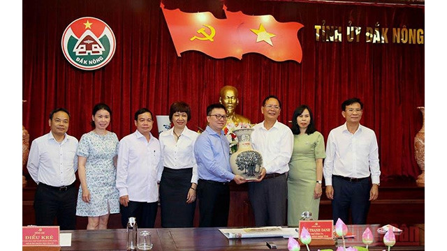 Le rédacteur en chef du Journal Nhân Dân, Lê Quôc Minh, présente un cadeau au comité provincial du Parti de Dak Nông. Photo : NDEL.