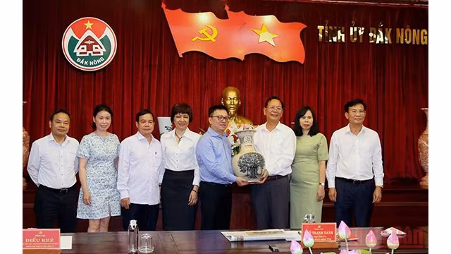 Le rédacteur en chef du Journal Nhân Dân, Lê Quôc Minh, présente un cadeau au comité provincial du Parti de Dak Nông. Photo : NDEL.