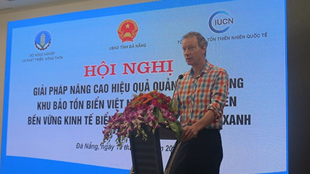 Jacob Brunner, représentant de l’Union internationale pour la conservation de la nature, prend la parole lors de la conférence. Photo : tongcucthuysan.gov.vn.