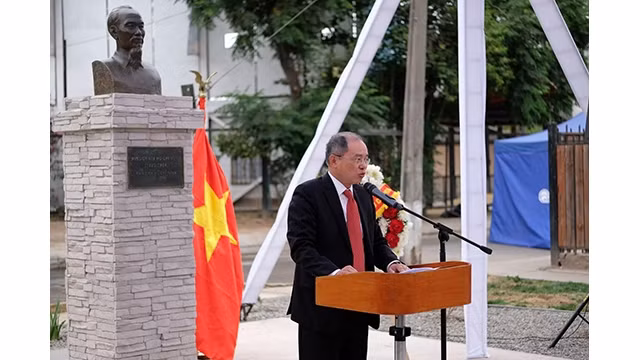  L’ambassadeur du Vietnam au Chili Nguyên Ngoc Son s'exprime lors de l'événement. Photo : https://baoquocte.vn/
