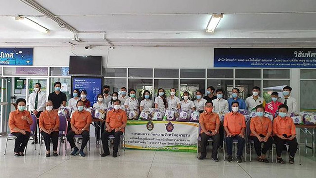 Les représentants de l'Université Udon Thani Rajabhat reçoivent des cadeaux de soutient à des étudiants vietnamiens. Photo : NDEL