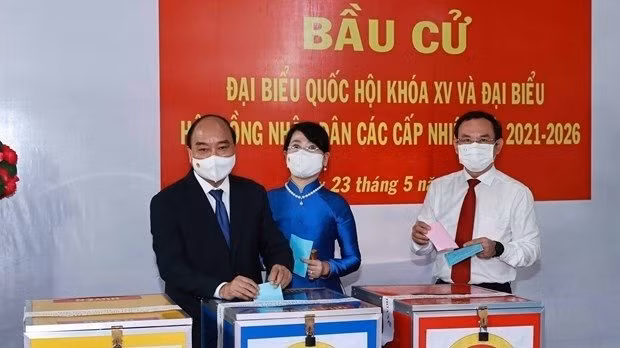 Le Président Nguyên Xuân Phuc, son épouse et le secrétaire du comité du Parti de Hô Chi Minh-Ville, Nguyên Van Nên, ont voté le 23 mai au matin. Photo : VNA.