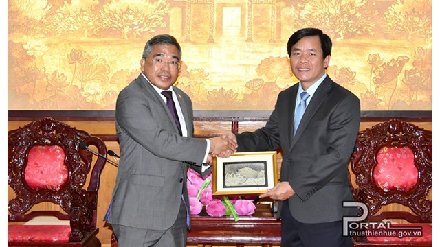 Le président du Comité populaire provincial de Thua Thiên Huê, Nguyên Van Phuong (à droite) et l’ambassadeur extraordinaire et plénipotentiaire des Philippines au Vietnam, Meynardo L.B. Montealegre (à gauche). Photo : thuathienhue.gov.vn