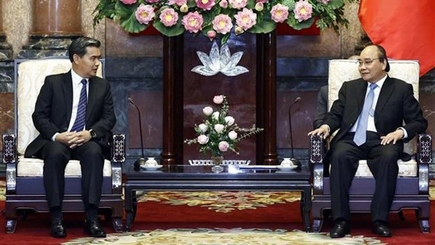 Le Président du Vietnam, Nguyên Xuân Phuc (à droite), et Xayxana Khotphouthone, président du Parquet populaire suprême du Laos en visite de travail au Vietnam. Photo : VNA.