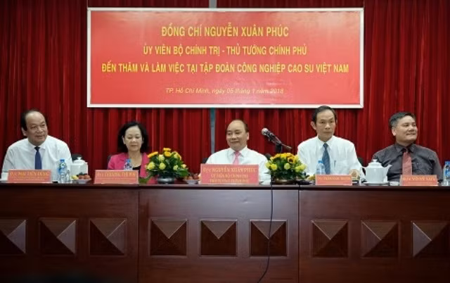 Le PM Nguyên Xuân Phuc (au centre) à la séance de travail avec les dirigeants du groupe de caoutchouc du Vietnam tenue le 5 janvier à Hô Chi Minh-Ville. Photo: VGP.