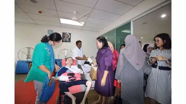 La présidente du Club des femmes de l’ASEAN (ALC) Pham Thi Hông Liên (à gauche) rend visite au Centre The Pusat. Photo : VNA.