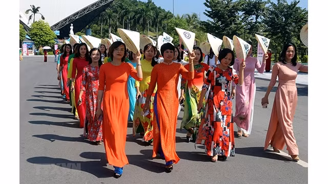 Défilé d’Ao Dai des membres de l’Union des femmes à Ha Long. Photo : VNA