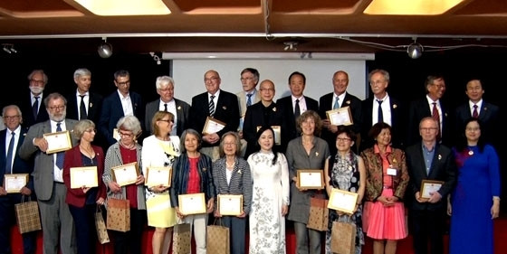 Cérémonie de remise de l’Insigne pour la santé du peuple du Vietnam aux experts français. Photo : NDEL.