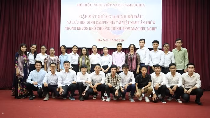 Rencontre entre les étudiants cambodgiens et leurs familles vietnamiennes d'accueil. Photo : BQT.