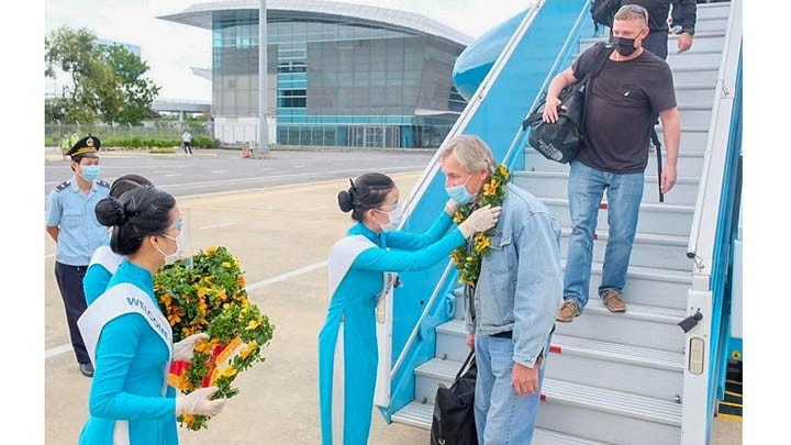 Les premiers touristes internationaux sont revenus au Vietnam en novembre 2021. Photo : tapchithoidai