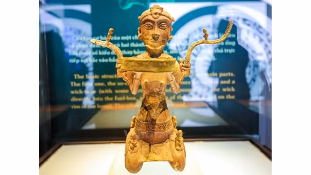 Le flambeau de bronze en forme d’un homme relevant de la culture Dông Son sera présenté dans la collection intitulée « Le trésor national du Vietnam ». Photo: Vietnamplus