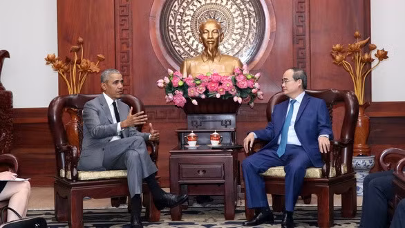 Le secrétaire du Comité du PCV pour Hô Chi Minh-Ville, Nguyên Thiên Nhân (à droite), et l’ancien Président américain Barack Obama. Photo : VNA.