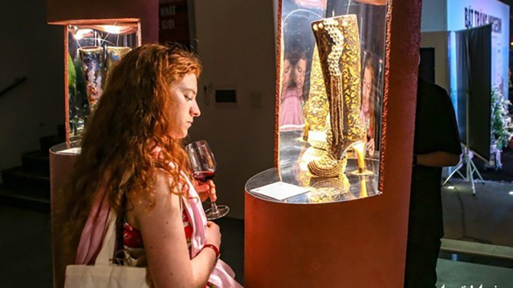 Exposition "Des chaussures en céramique de Bat Trang et une promenade avec la culture italienne". Photo: tuoitre